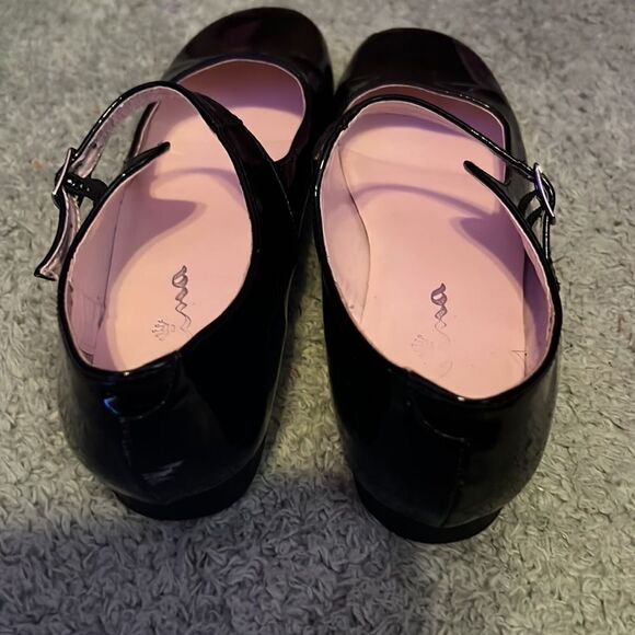 Girl an Black Patent Mary Jane Shoes - Picture 5 of 9